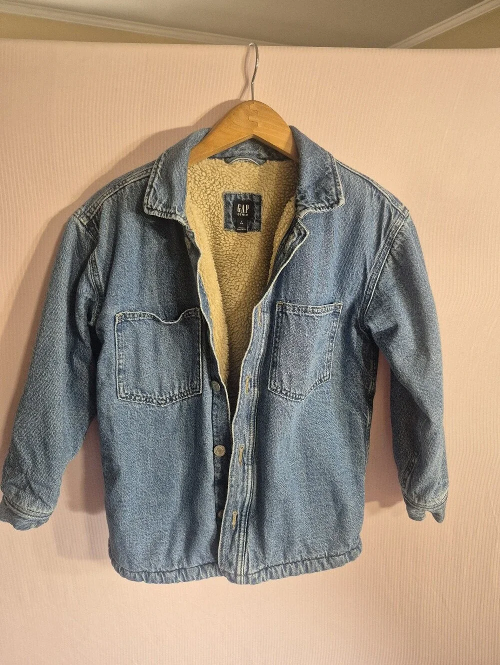 Gap denim jacket featuring a cozy tan sherpa lining and dual front patch pockets